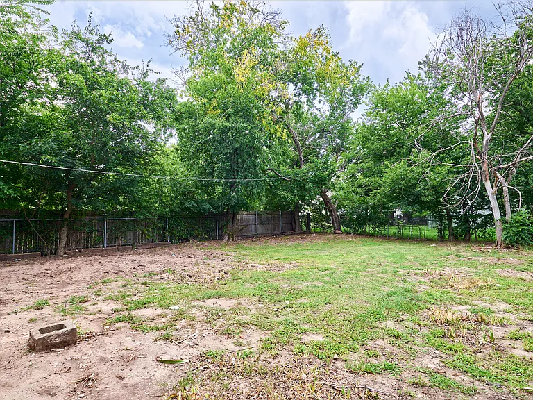 227 W Johnson St — Photo 23