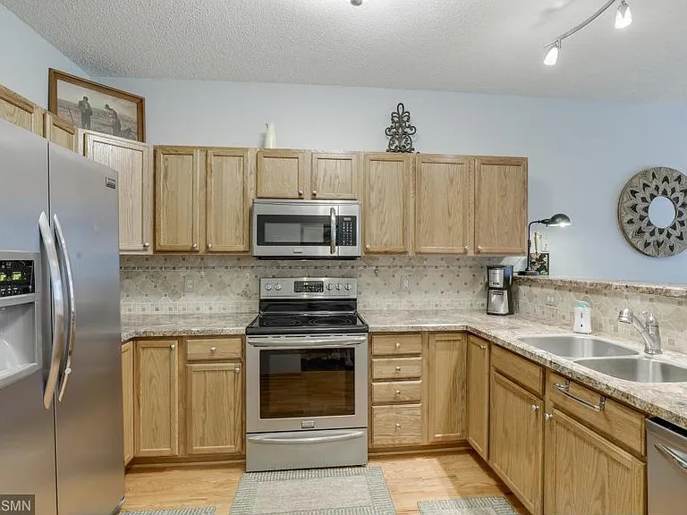 651 Providence Dr — Photo 3