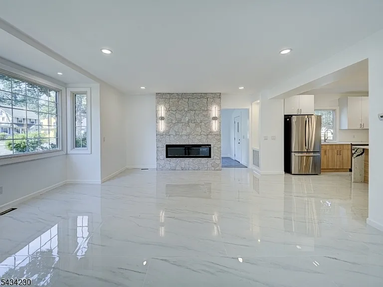 217 Heywood Ave — Photo 2