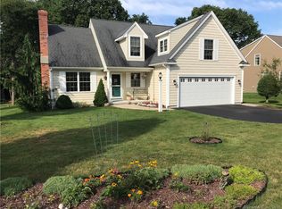 10 Cottage Ln, Waterford, CT 06385