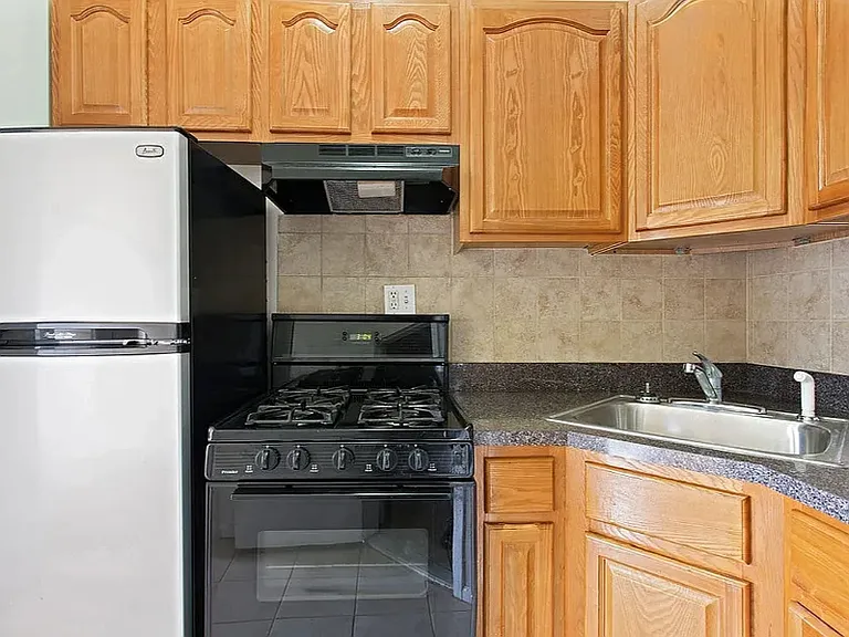 975 Madison St #1A — Photo 4