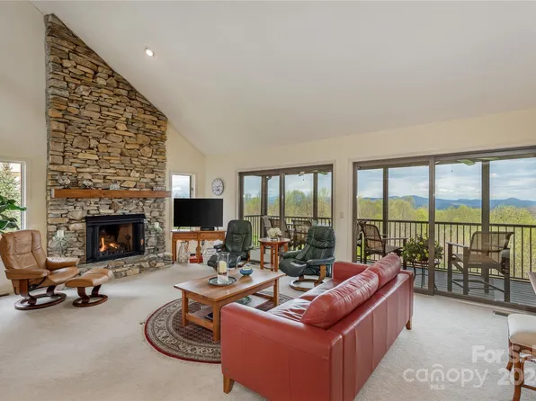 103 Fleetwood Plz, Hendersonville, NC 28739