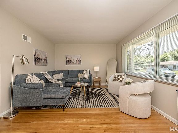 5th image of 215 Walworth Dr