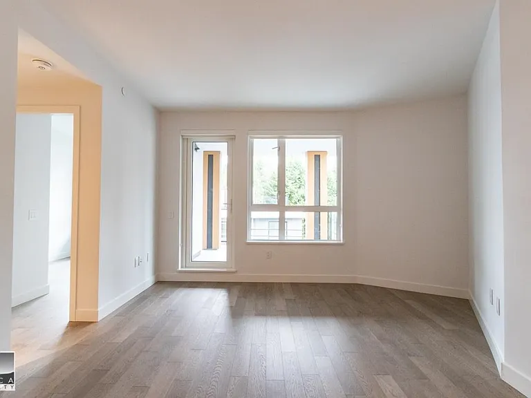 3220 Connaught Cres #305 — Photo 16