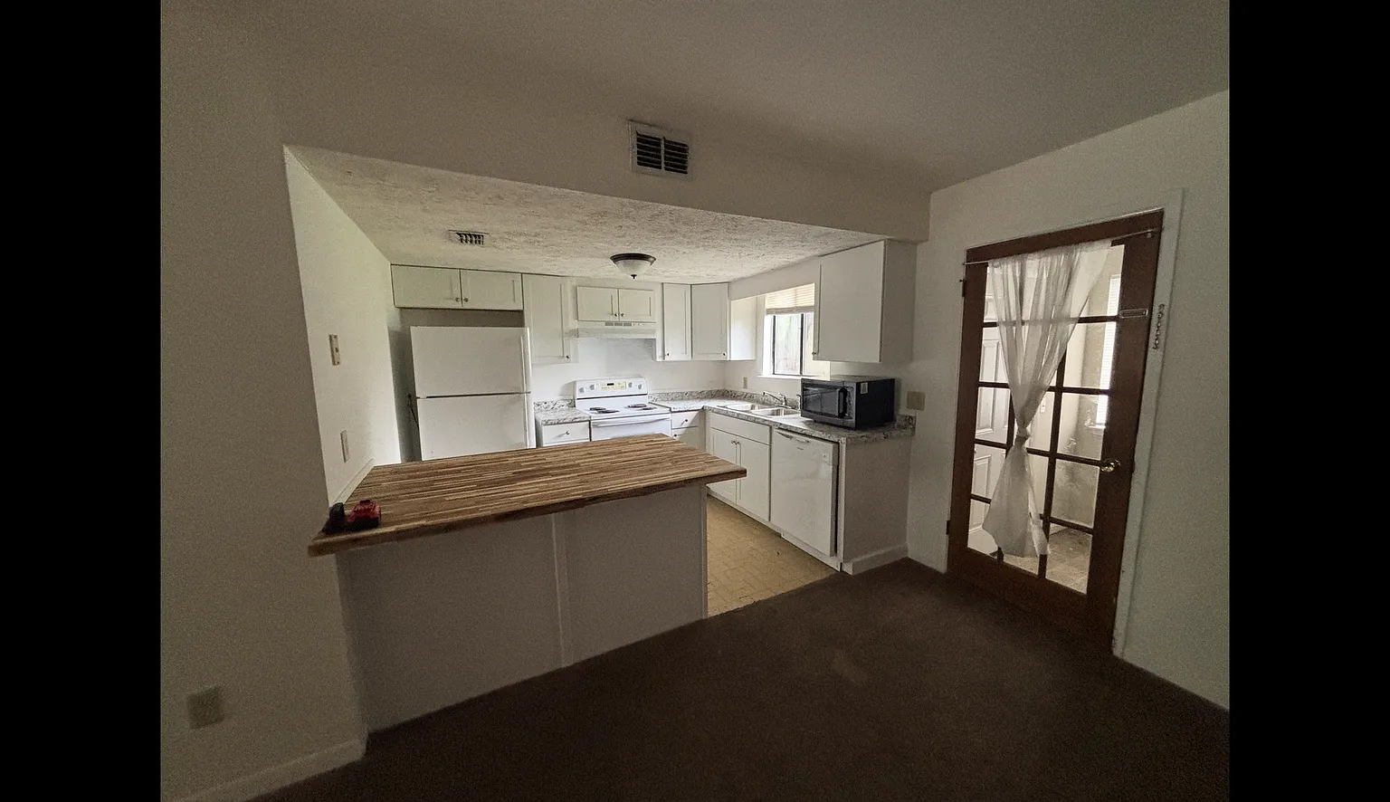 852 West St — Photo 2