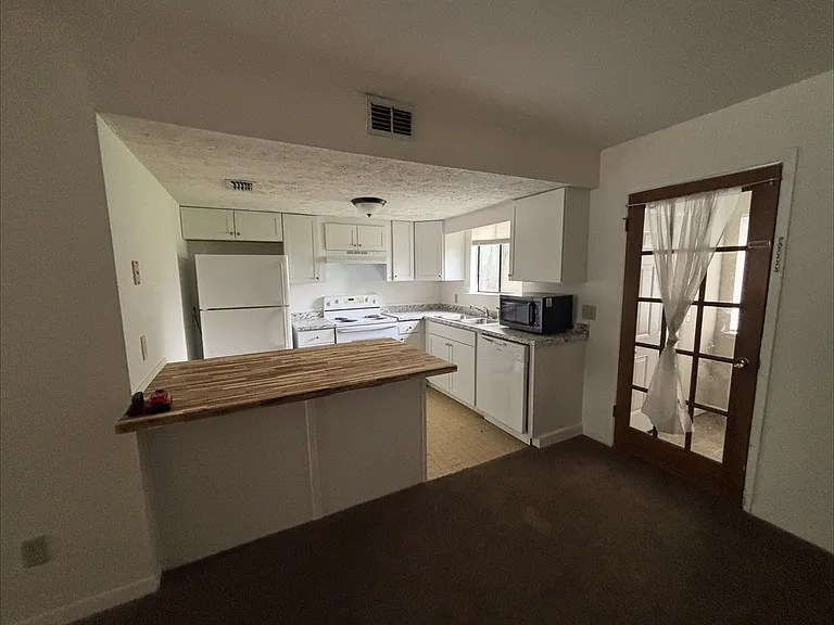852 West St — Photo 2