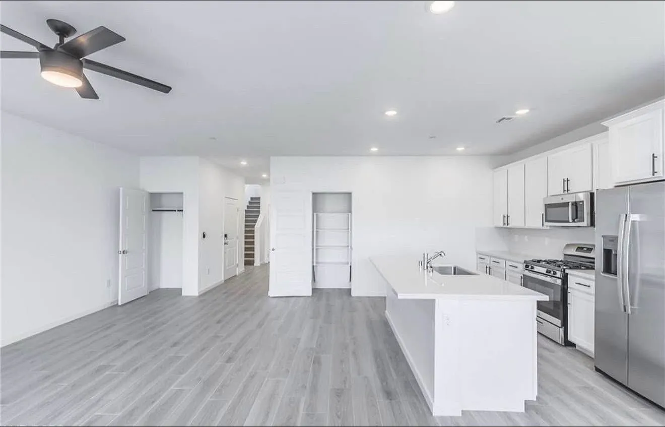 4 bed, 2.5 bath, 2588 sqft, $3,000 — Photo 4