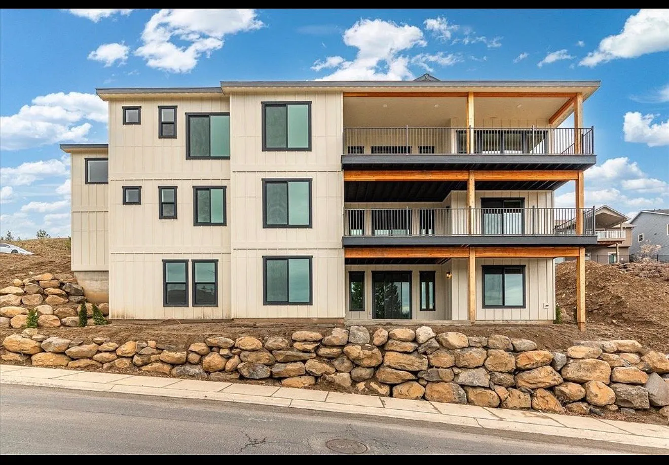 6 bed, 5912 sqft, $8,500 — Photo 1