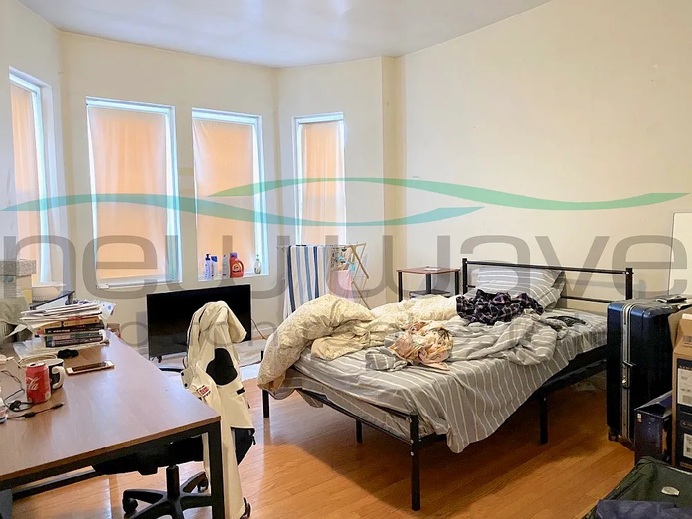 3 bed, 999 sqft, $4,200 — Photo 4