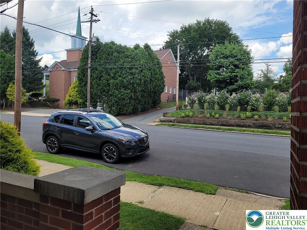 3 bed, 2136 sqft, $2,350 — Photo 3