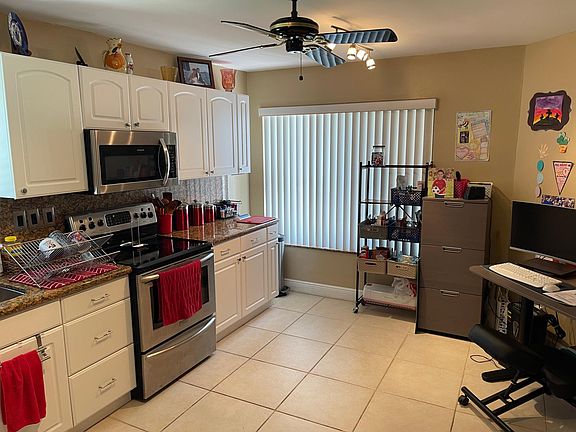 Oversized Eat-In Kitchen!