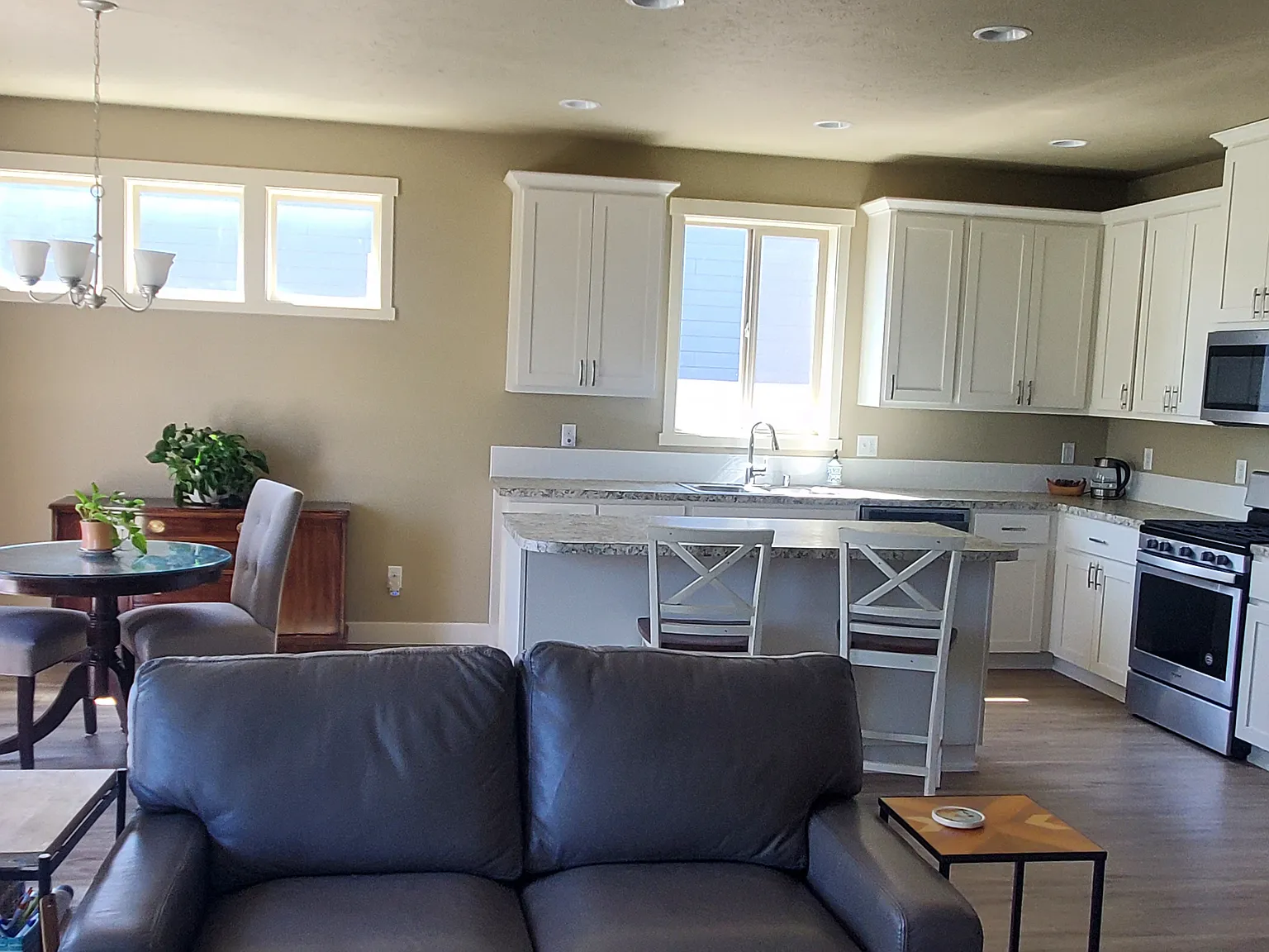 3 bed, 1554 sqft, $2,400 — Photo 2