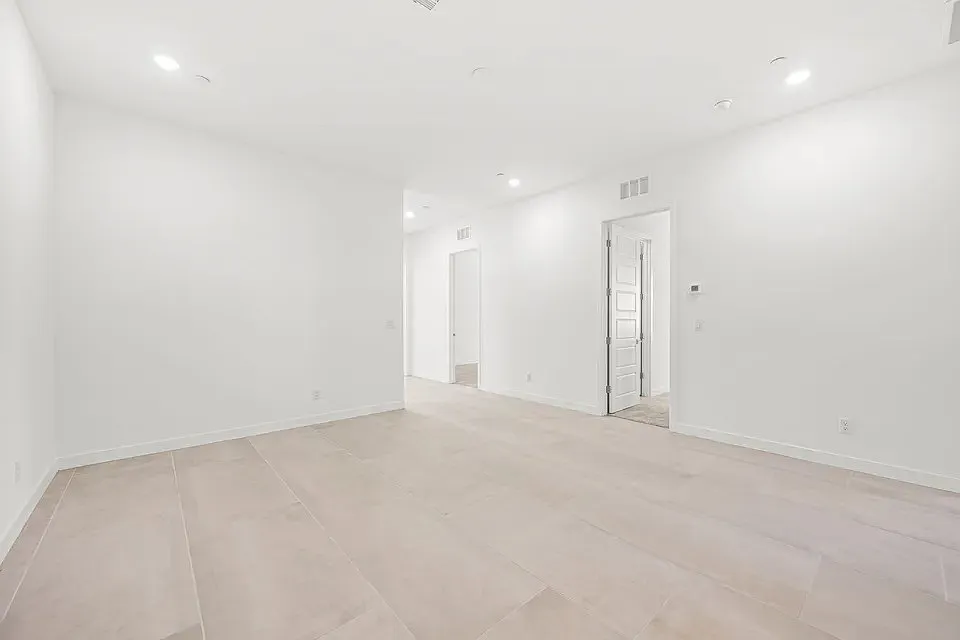 6 bed, 4.5 bath, 4237 sqft, $4,865 — Photo 3