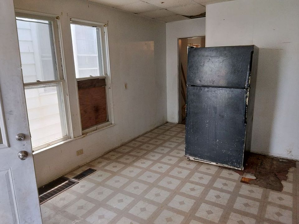 2nd image of 620 E Iowa St