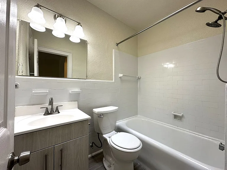 Queen Lane Manor — Photo 16