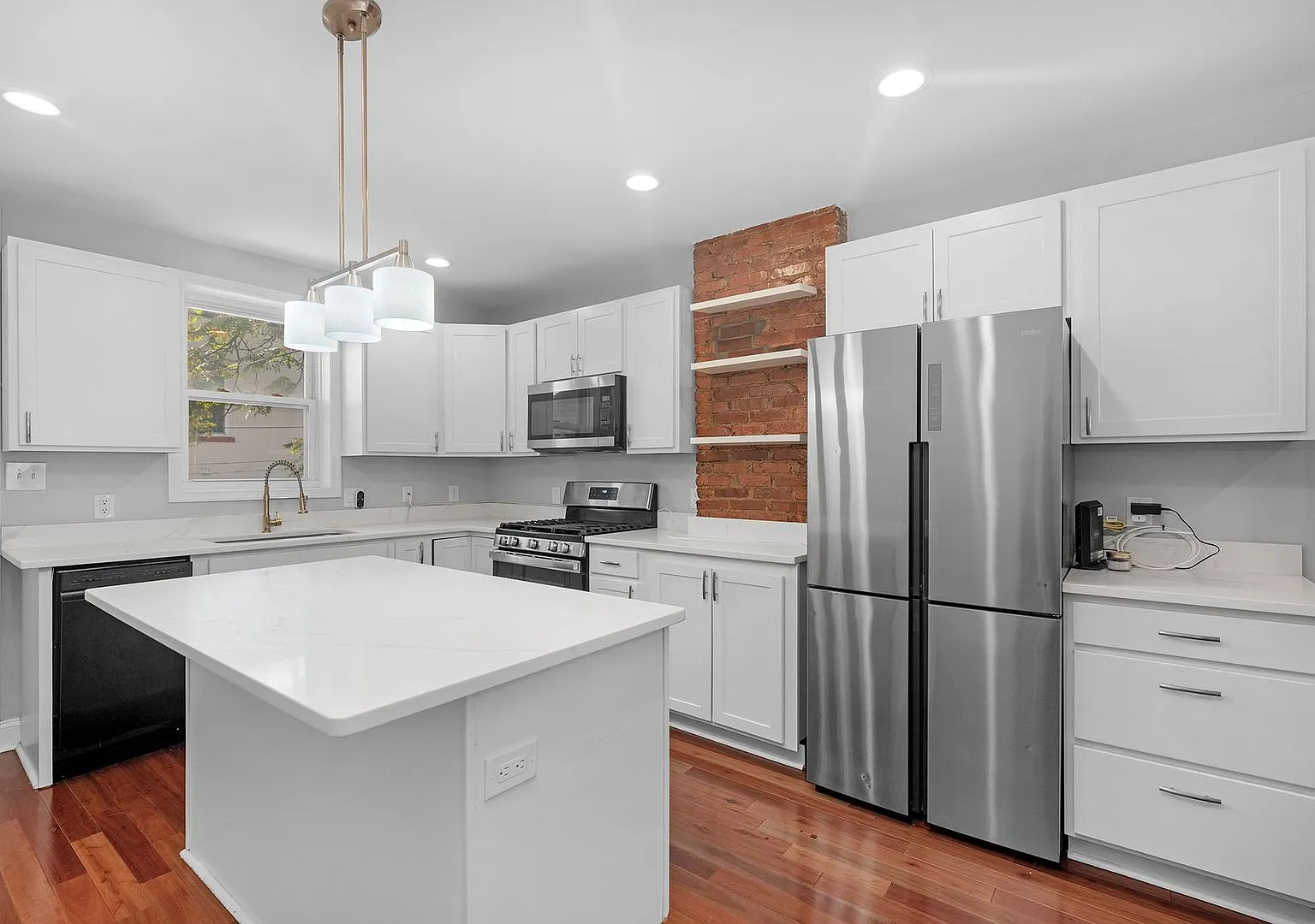 Beautifully Renovated 3 Bedroom 2 Bathroom Rental in East Baltimore — Photo 3