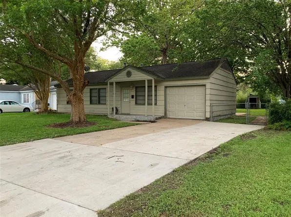 228 Laurel St, Lake Jackson, TX 77566
