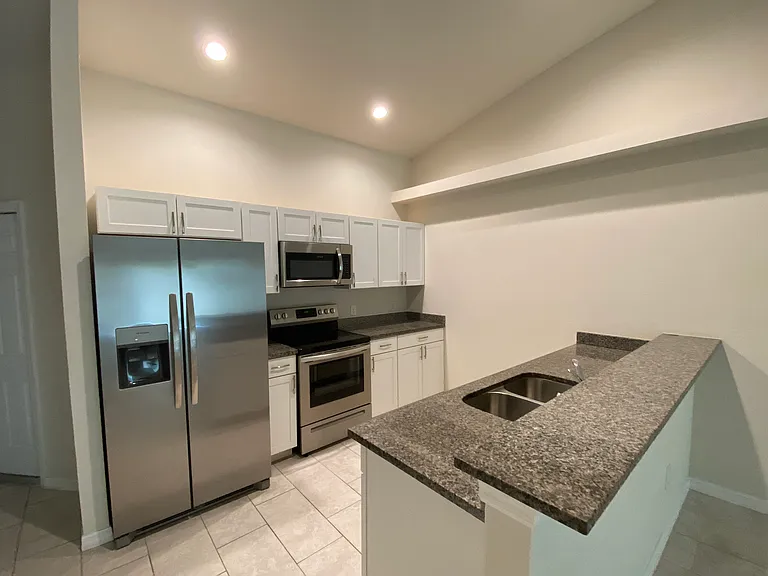 1020 SE 12th Ter — Photo 3