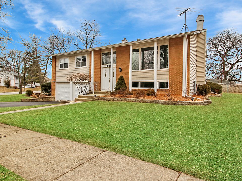 1st image of 221 Hampshire Ln