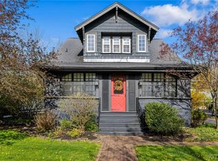 122 Garrison Rd, Williamsville, NY 14221