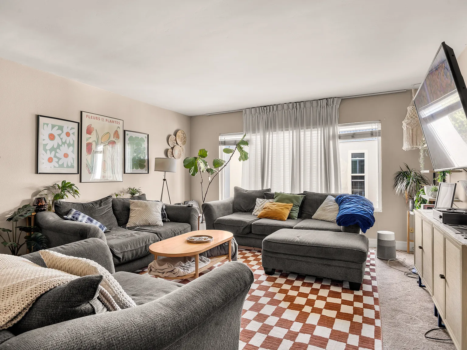 2 bed, 918 sqft, $4,000 — Photo 1