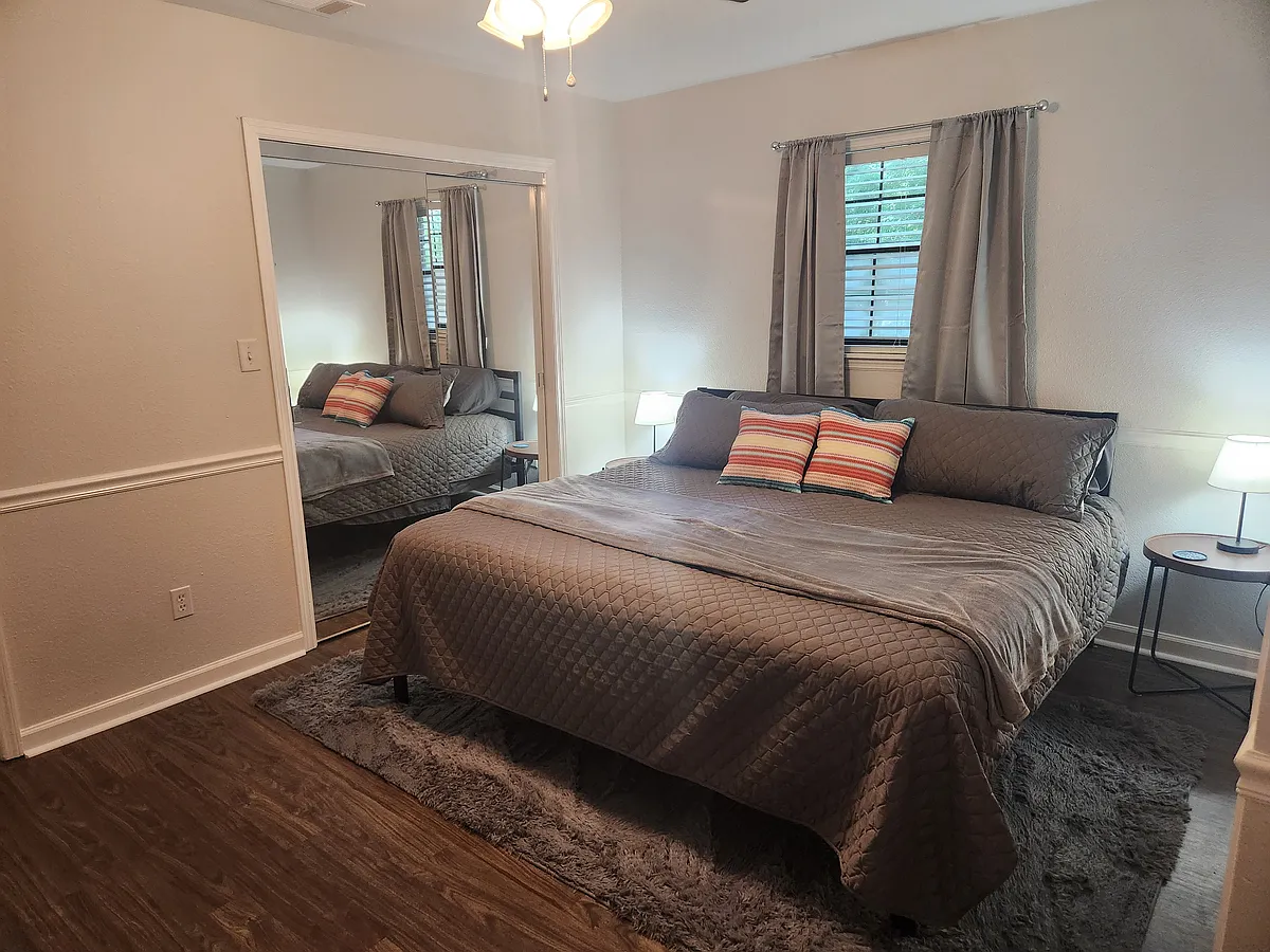 Building Photo - 516 Greenbay Ave #1