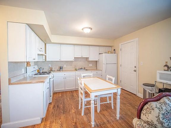 4th image of 17 Grand St #3