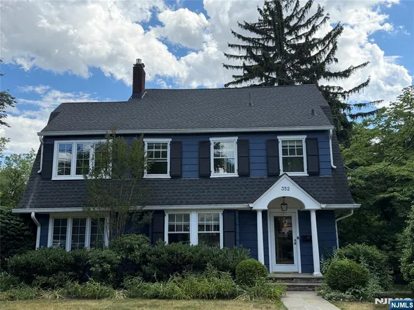 352 Fairway Rd, Ridgewood, NJ 07450