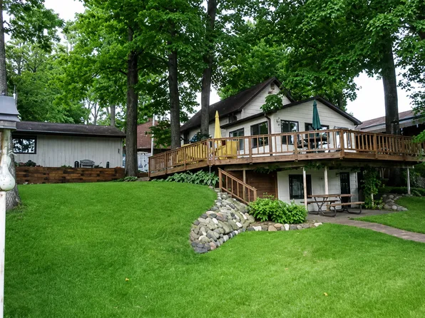 8432 Peninsular Dr, Fenton, MI 48430