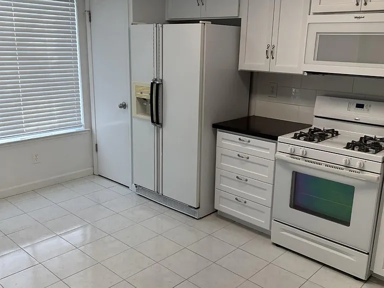 1850 Primrose Ln — Photo 8