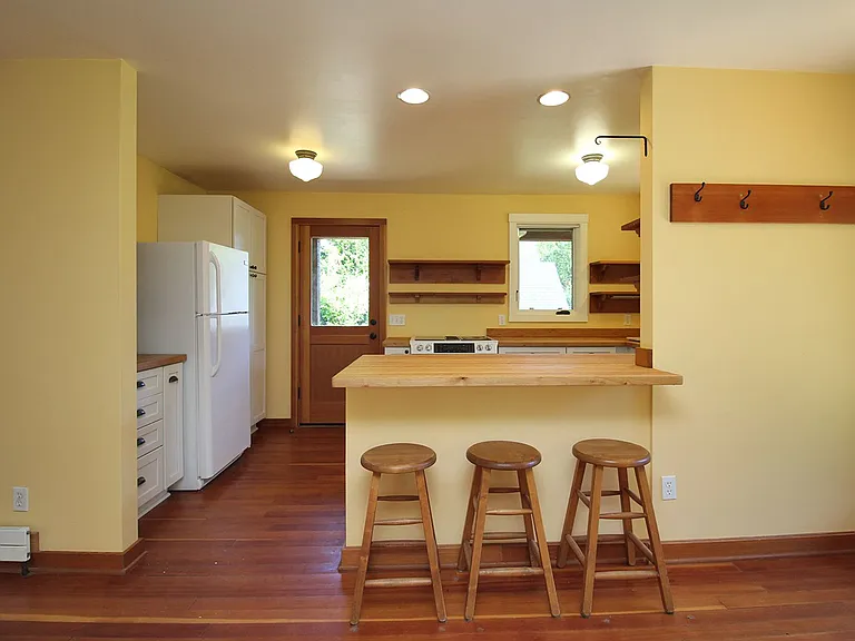 9233 SW Brier Pl — Photo 9