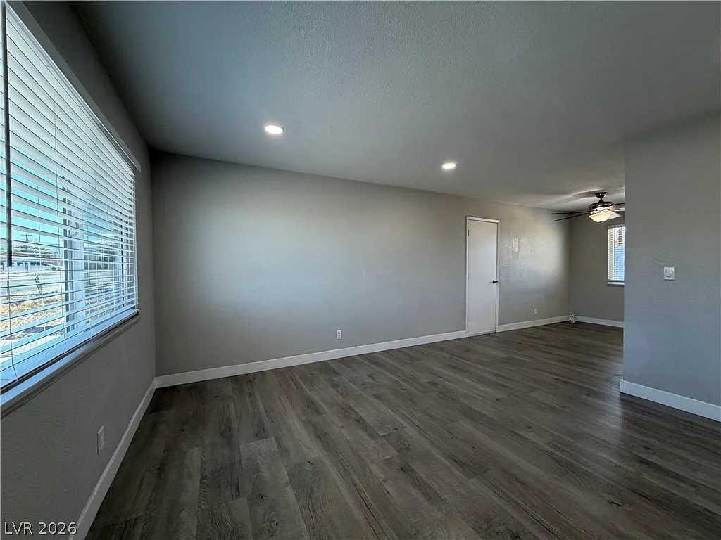 3 bed, 2.0 bath, 988 sqft, $1,495 — Photo 3
