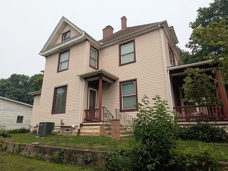 212 Chestnut Ave NE — Photo 2