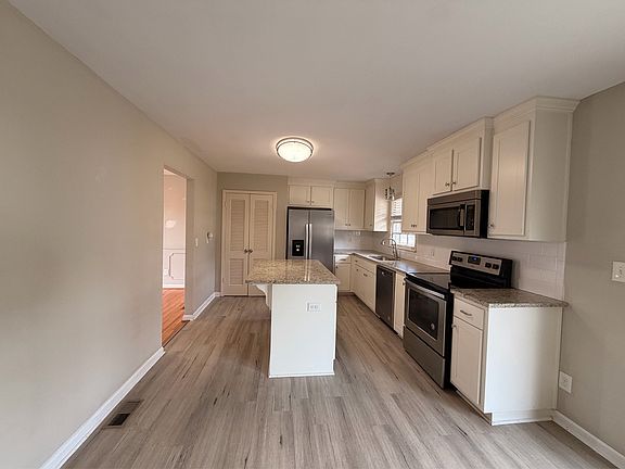 4th image of 1092 Sherbrooke Dr