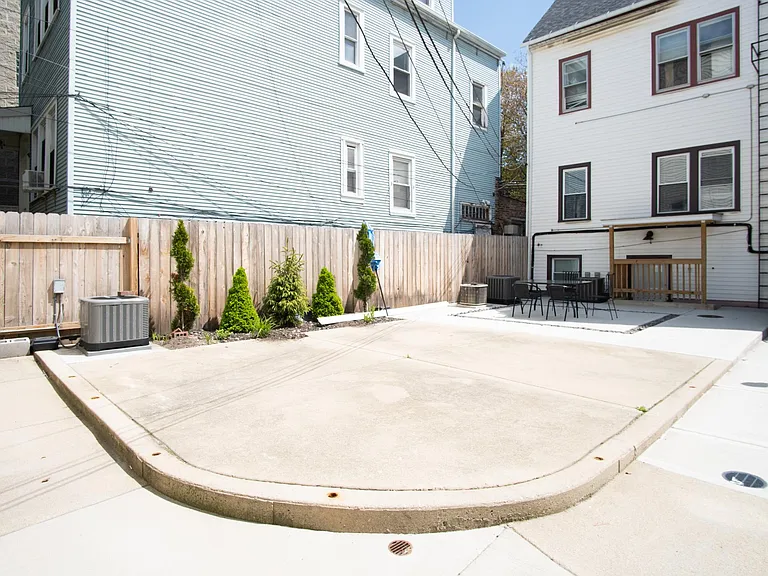 3225 N Wilton Ave #G — Photo 30