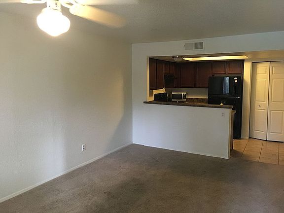 Living room w/ ceiling fan