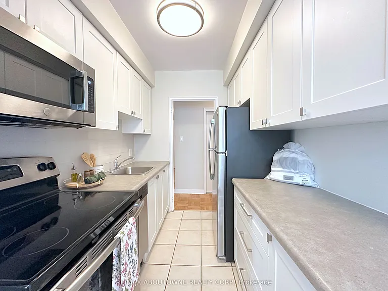 565 Avenue Rd #506 — Photo 6