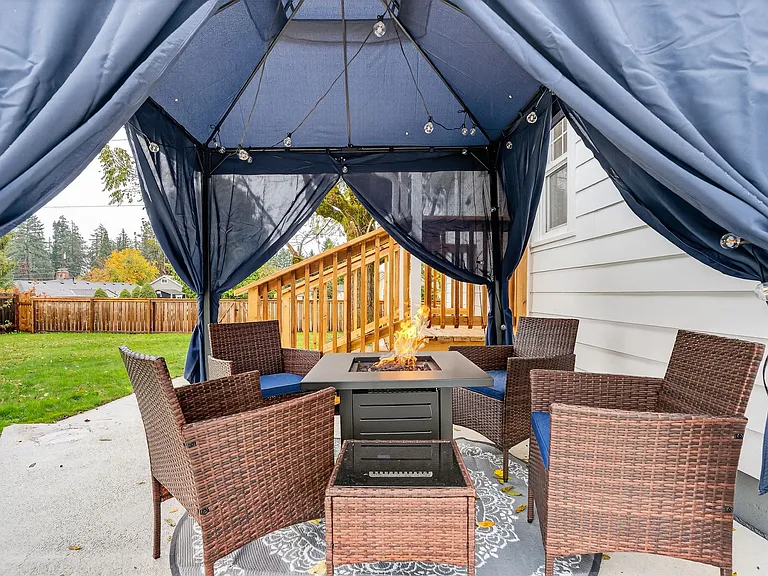 2615 Lancaster St — Photo 30