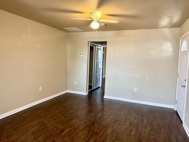 401 Dora St — Photo 3