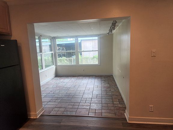 5th image of 318 Roseland Pkwy