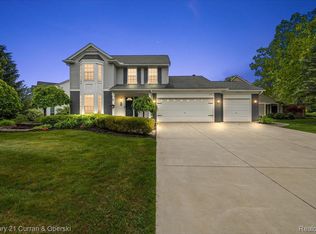 1134 Chestnut Ln, South Lyon, MI 48178