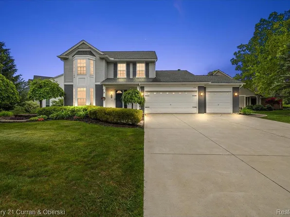 1134 Chestnut Ln, South Lyon, MI 48178