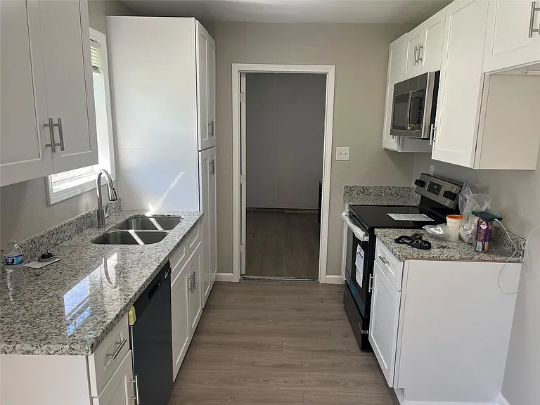 402 Thompson Dr — Photo 9