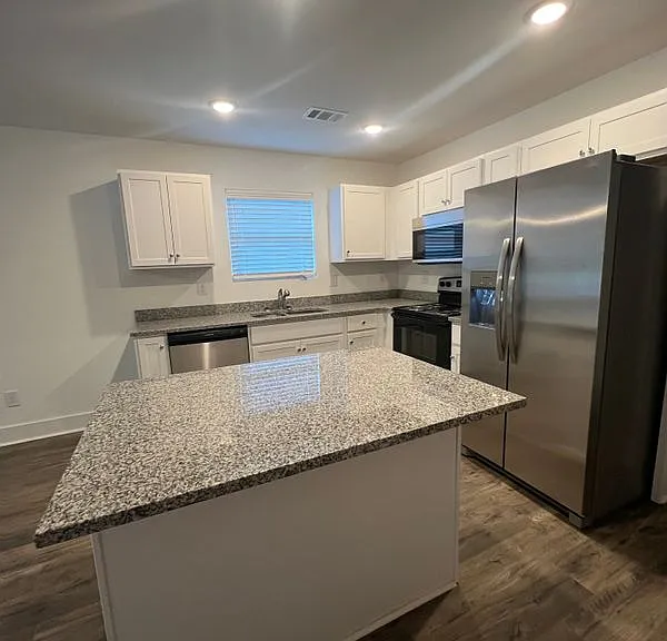 515 S Forest Ave — Photo 4