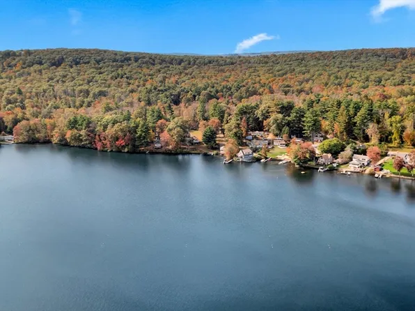 79 7th St, Brimfield, MA 01010