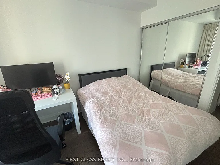 1080 Bay St #1110 — Photo 4