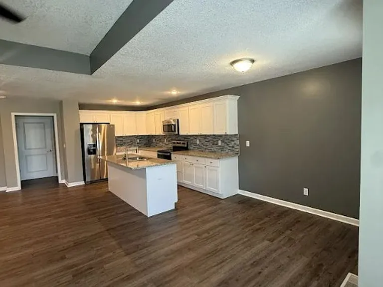601 S Hillcrest St — Photo 3