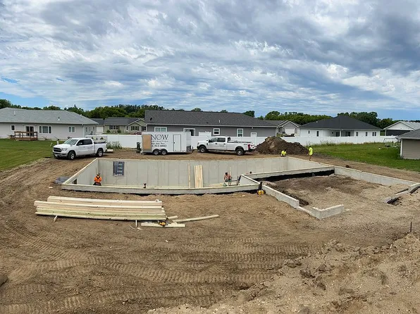 1501 Logan Dr, Clear Lake, IA 50428