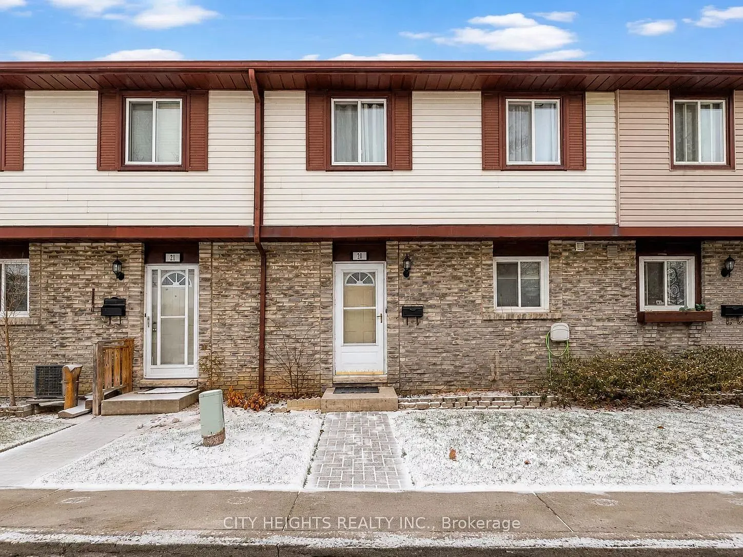 4 bed, $3,000 — Photo 1