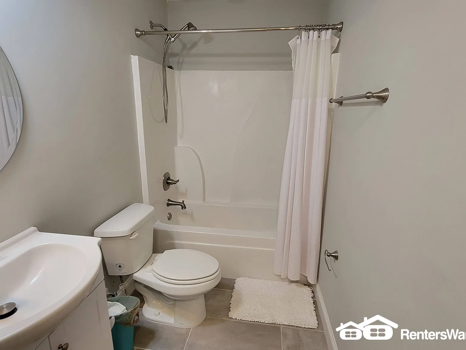 Beautiful 3 Bedroom in Grove Park! — Photo 2